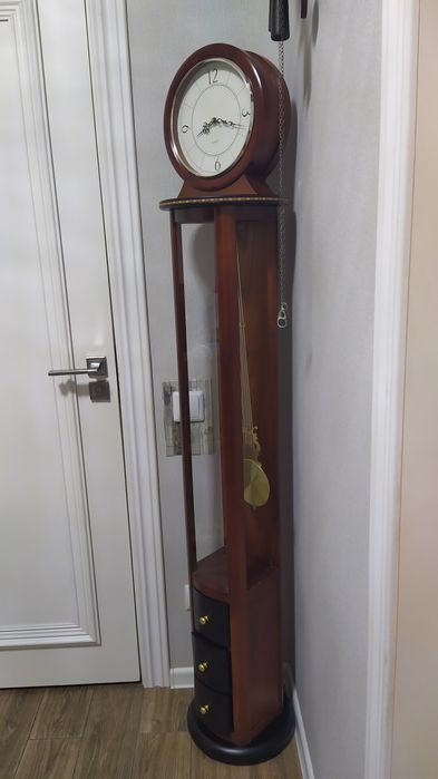 Стильные офисные напольные часы