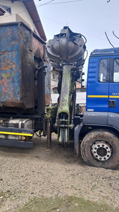 Camion abron cu macara