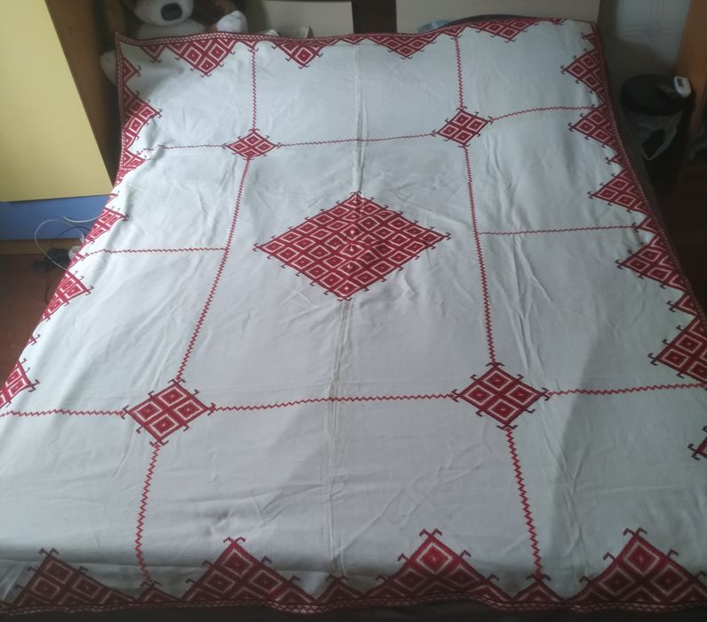 Ръчно бродирана,битова покривка