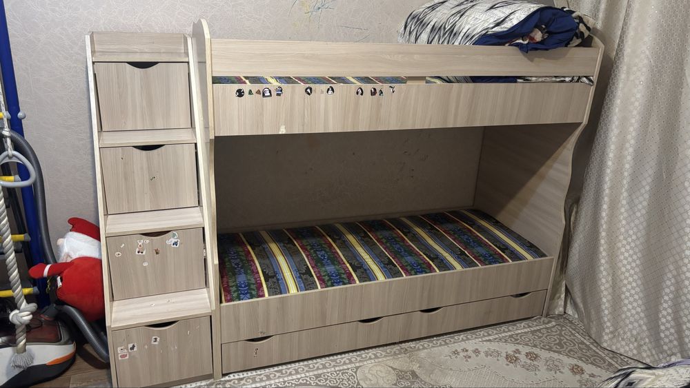 ДвухЯрусная кровать с ящиками под и в лестнице