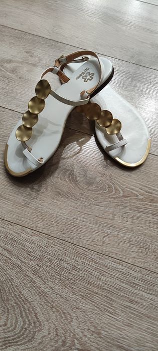 Продам новые сандалии