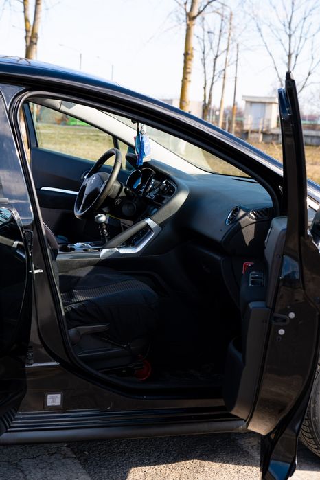 Se vinde Peugeot 3008.
