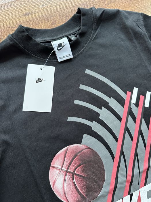 Мъжка,памучна черна тениска Nike с баскетболна топка