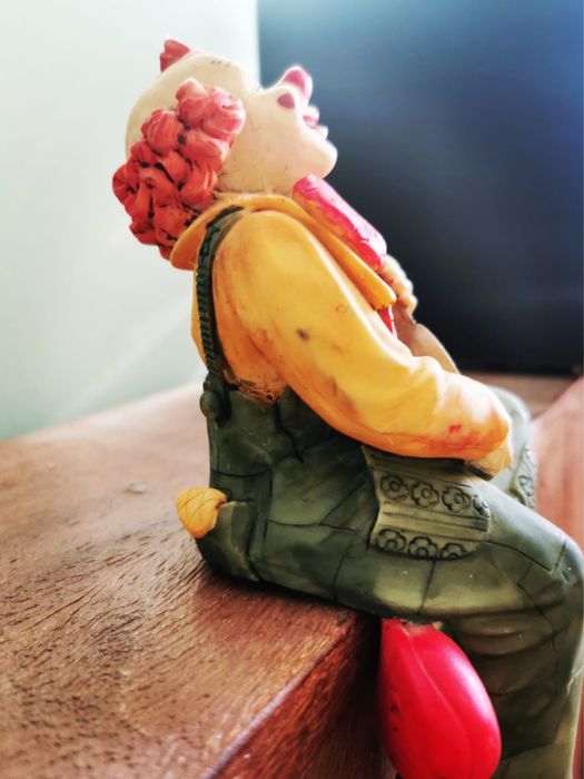 Антикварен винтидж клуон палячо шут музикант седнал с китара фигура