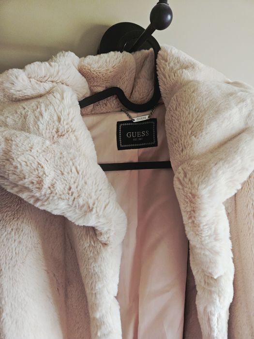 GUESS Късо палто Sophy от еко пух