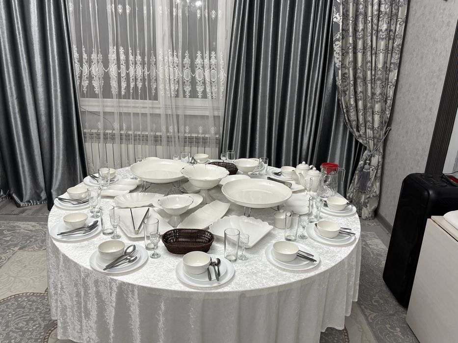 Аренда стол стульев с посудами
