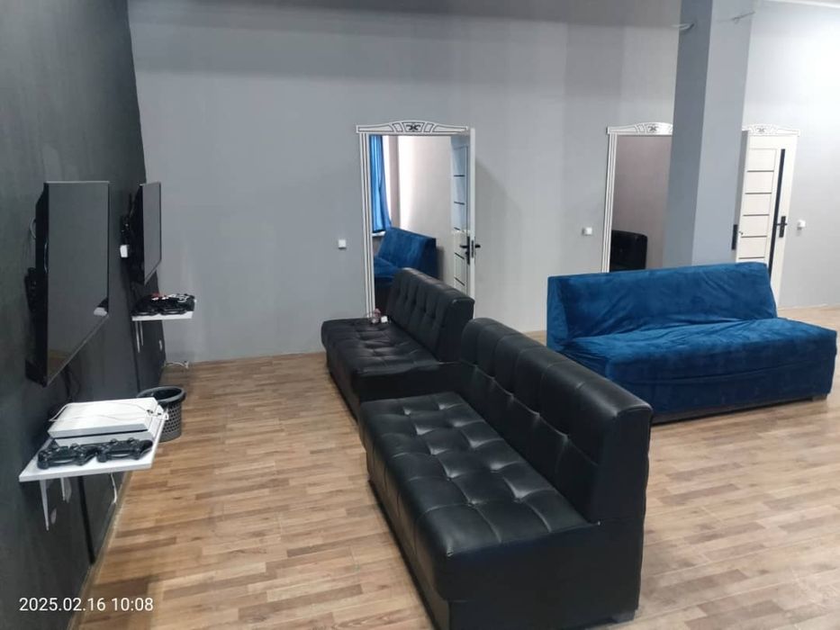 PlayStation 3-4 va 5 divan va televizorlar bor