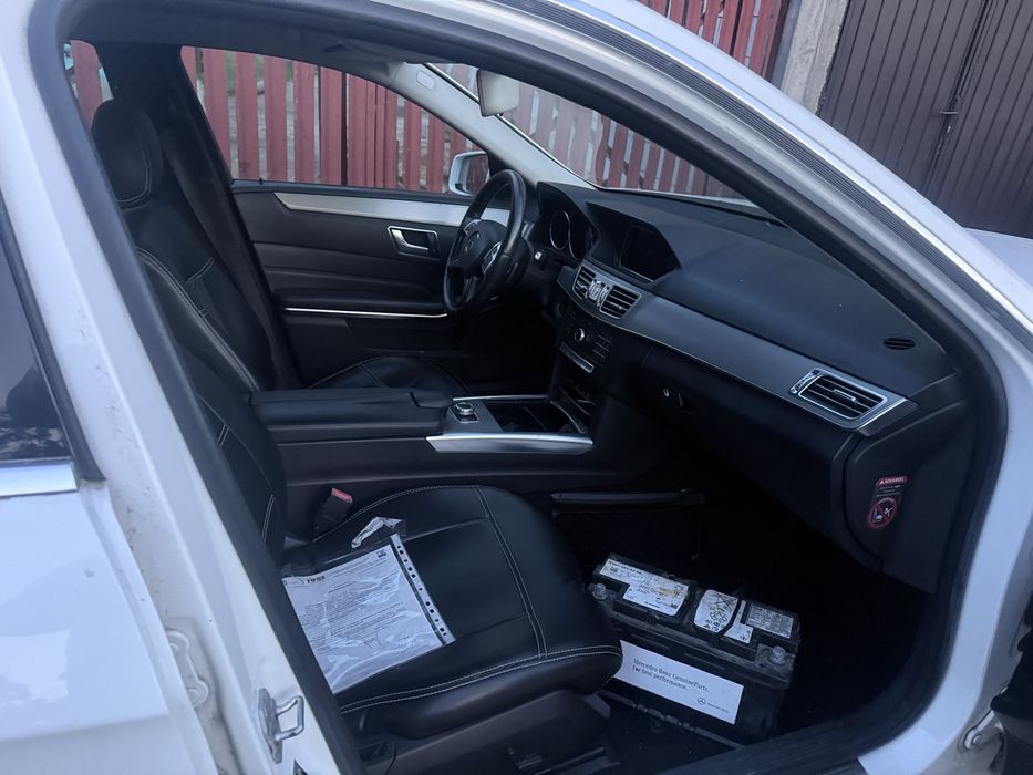 Mercedes E usor avariat
