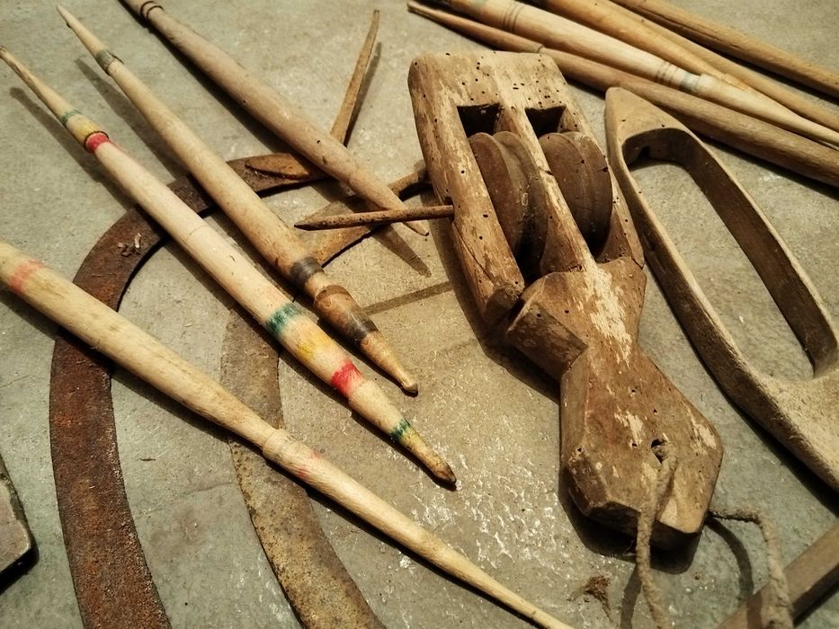 Много стари битови предмети: вретено, ръкойка, сърп, совалка