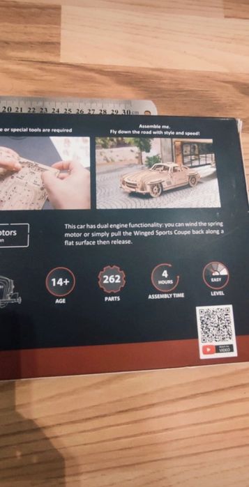 Setul Ugears Winged Sports Coupe este un puzzle 3D mecanic din lemn.