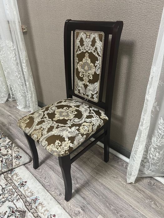 Срочно продается стол и стулья из дерева