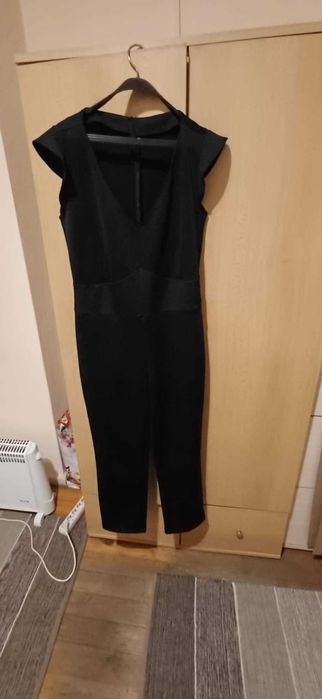 Дамски черен гащеризон, с къдреви ръкави, размер Л