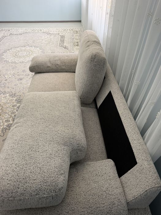 Диван почти новый.