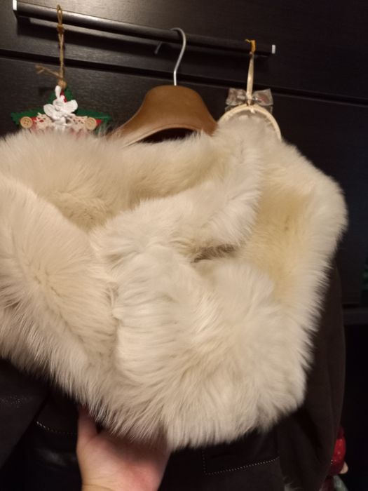 Vand cojoc de piele maro cu gluga si mansete de blana alba