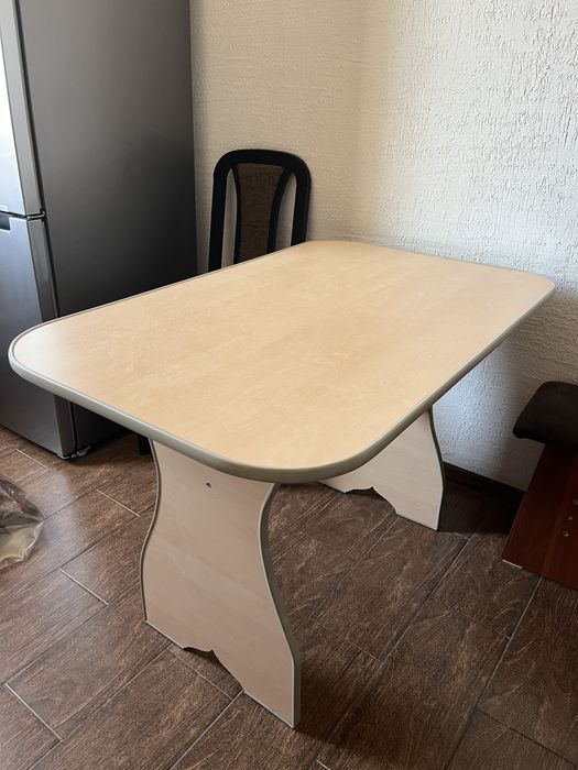 Продам кухонный стол