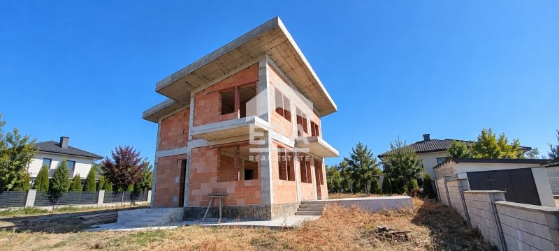 Двуетажна новострояща се къща с панорамна гледка в с. Калиманци