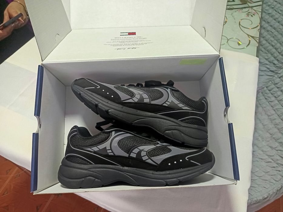 Adidași Tommy Jeans NOI