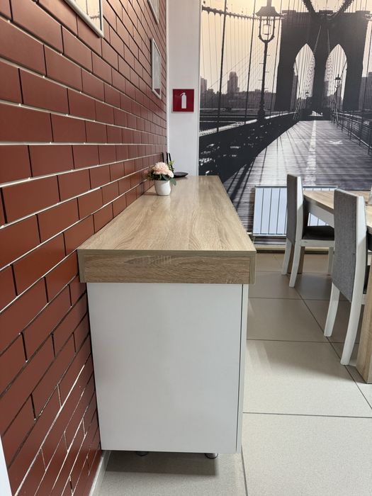 Комод длинный, подойдёт в гостиную