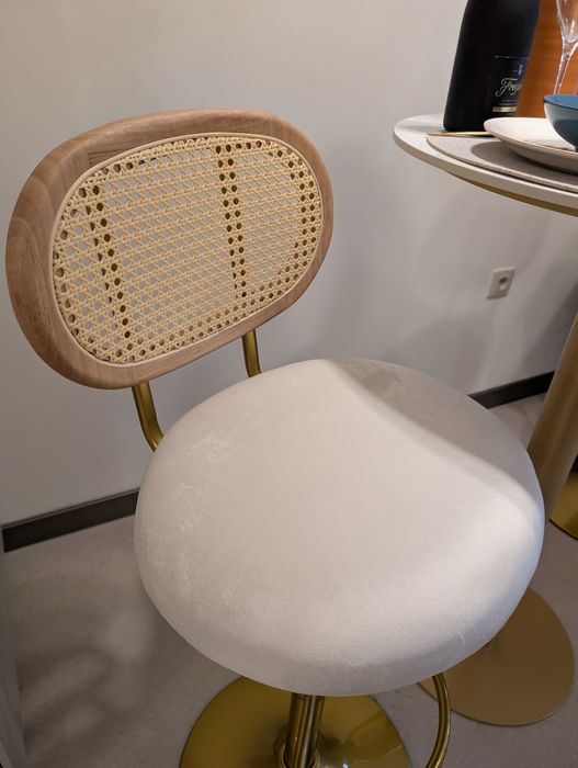 НОВИ бар маса и два стола в златно, ратан и кадифе