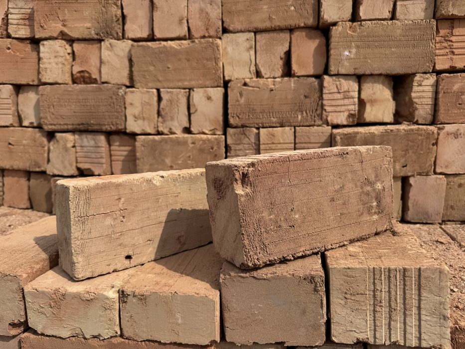 Красный кирпич қызыл кірпіш