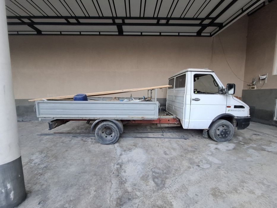 Yuk tashuvchi iveco mashina