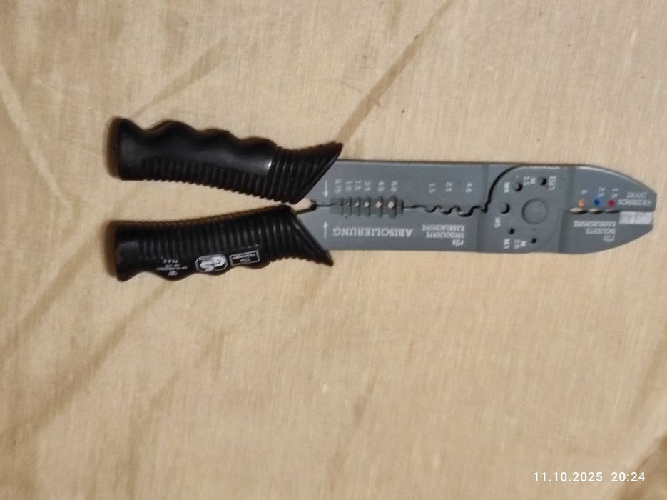 Клещи  за отстраняване на  изолация и за поставяне на кабелни обувки.