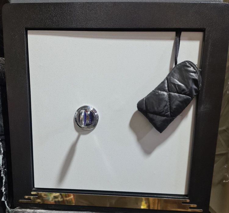 Сейф металическ А4 фармат