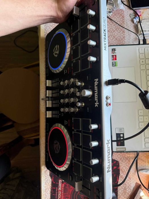Consola DJ Numark Mixtrack Quad