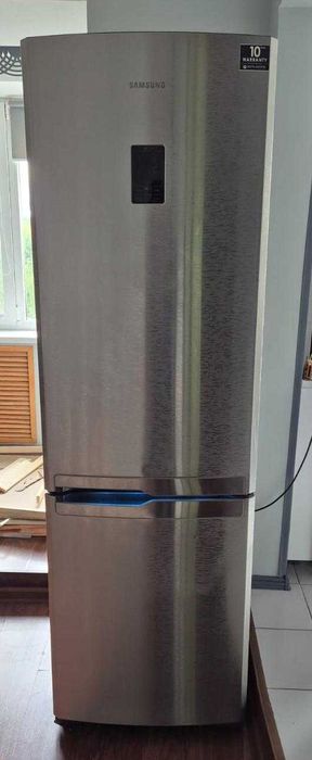 Холодильник двухкамерный Samsung RL-52TEBX4