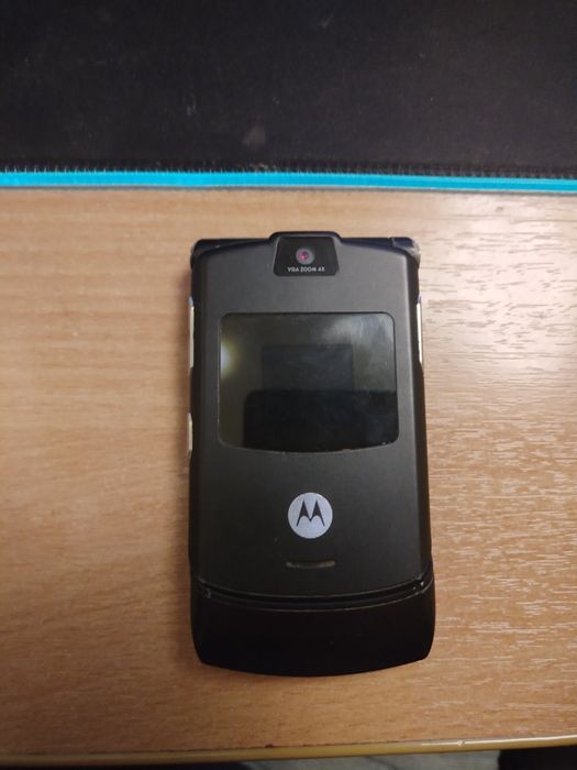 Подам Motorola razer V3 б/у, ретро