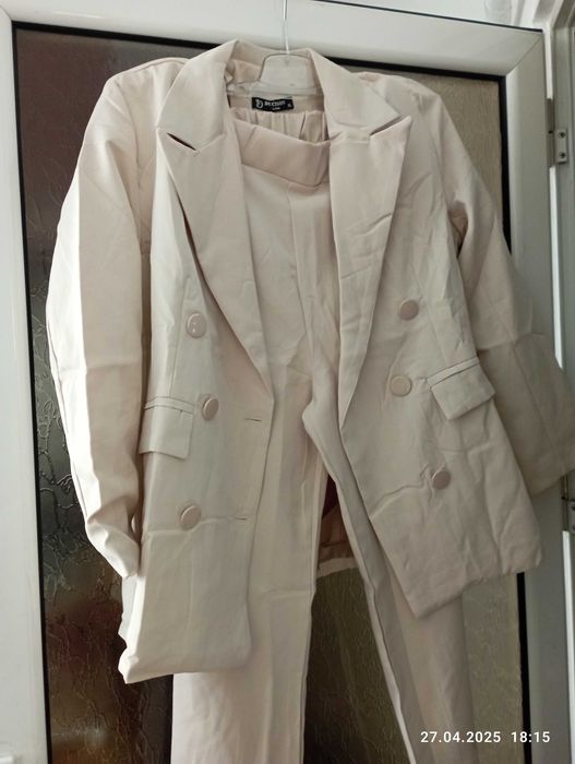 елегантен дамски костюм