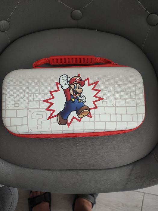 Nintendo Switch cu husa și joc