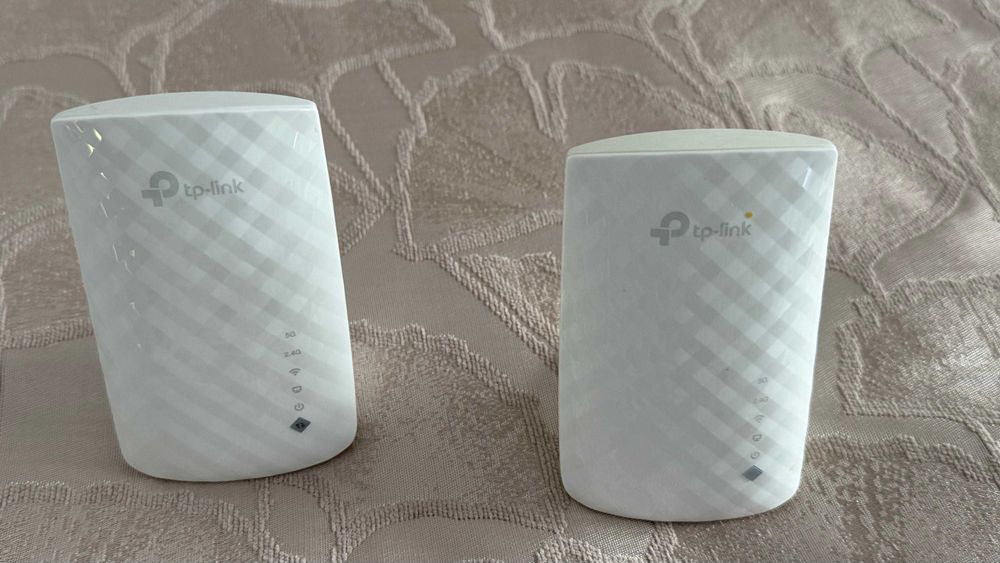Монитор, перифирия "Apple", усилитель Wi-Fi, блок питания.
