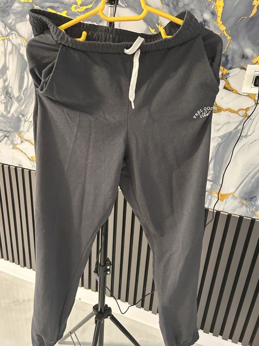 Vand set pantaloni jogger si rochita mulata la pantaloni marimea e 12/14 ani si la rochita xs in stars buna