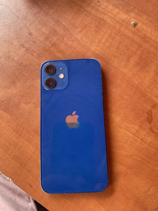 Iphone 12 mini cu mici semne de uzura