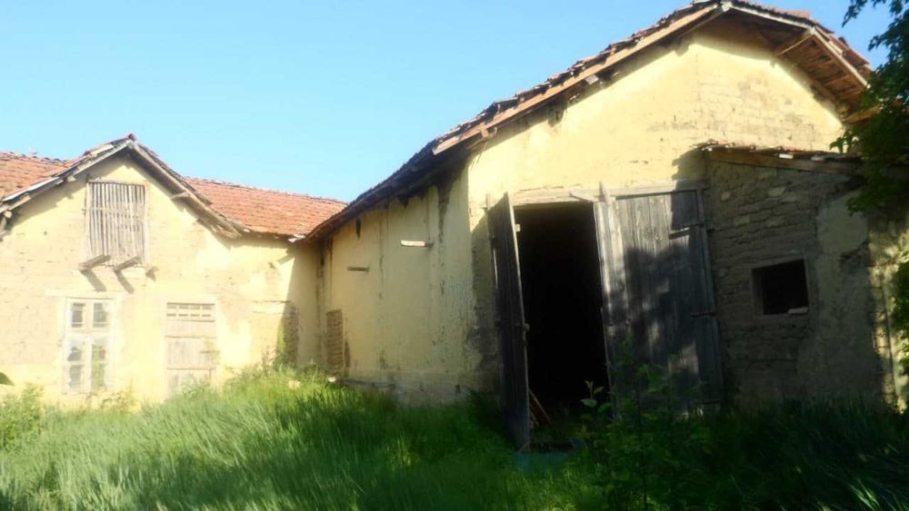 Стопанска постройка 180кв. с двор 1,5 декара с.Житница