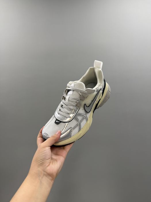 кроссовки Nike V2K Run WMNS Pure Platinum Wolf Grey