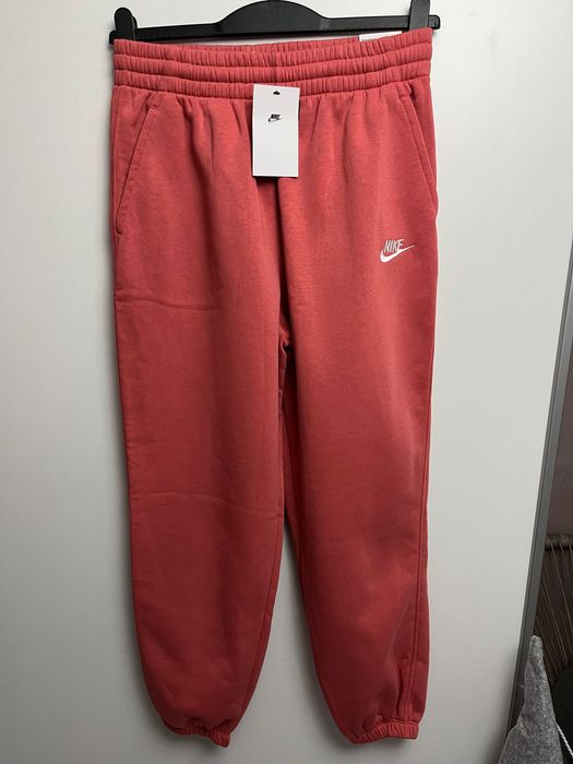 Ново долнище Nike