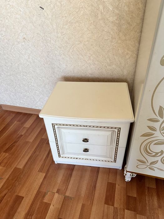 Продам мебель (тумбы, зеркало)