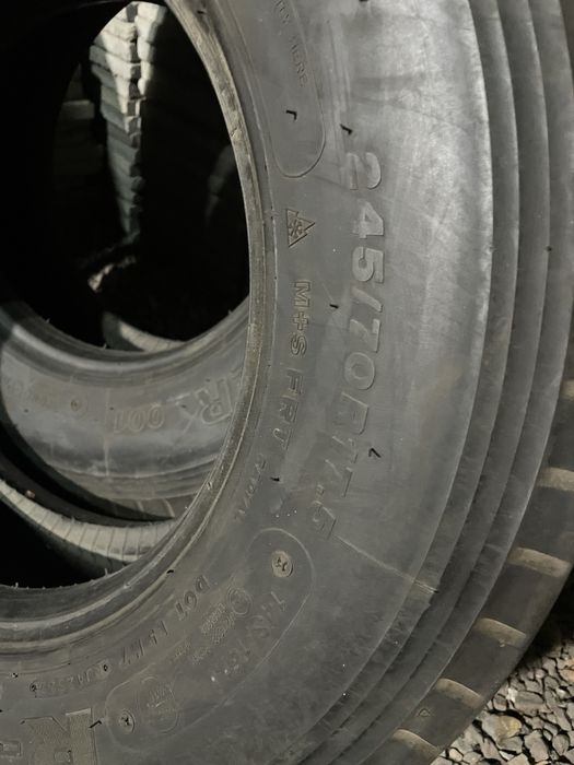 Продам пару шин Bridgestone