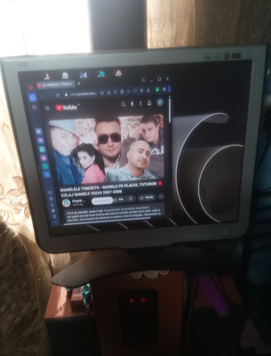 Un monitor și un TV
