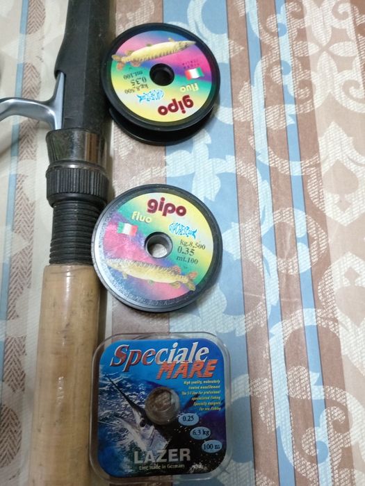 Trei lansete de pescuit cu mulinete aferente și tambur de rezerva.