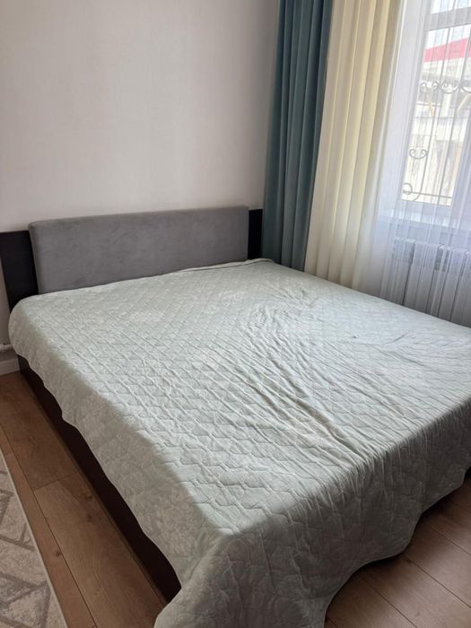 Продаётся кровать и тумбочки.