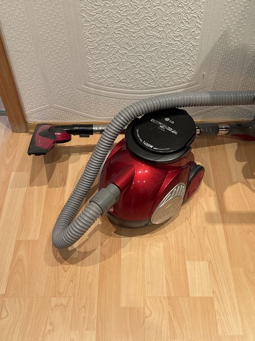 Пылесос 300W LG красный