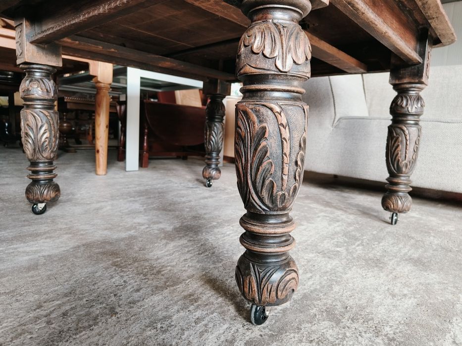 Антикварна трапезна маса с богата дърворезба