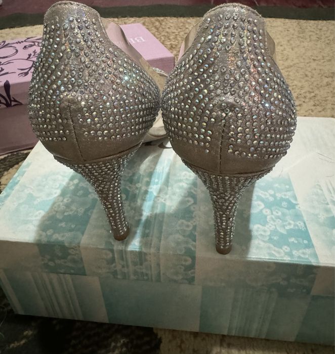 Блестящие туфли красивый