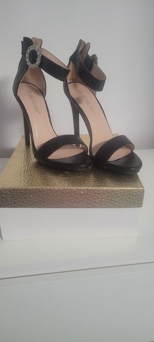 Sandale noi mărimea 38