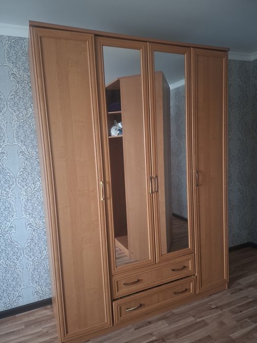 Продам 2шкафа один из них угловой