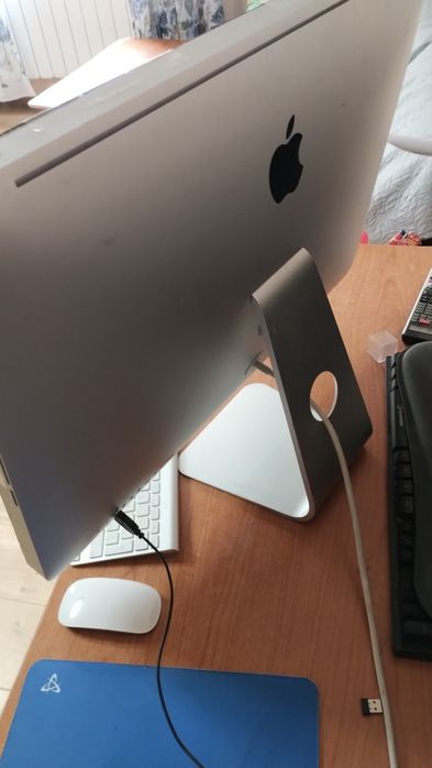 iMac 27 inch model 2011, procesor Intel i5 3,1GHz și 4 nuclee, SSD  240 Gb plus HDD 1Tb și 16Gb RAM