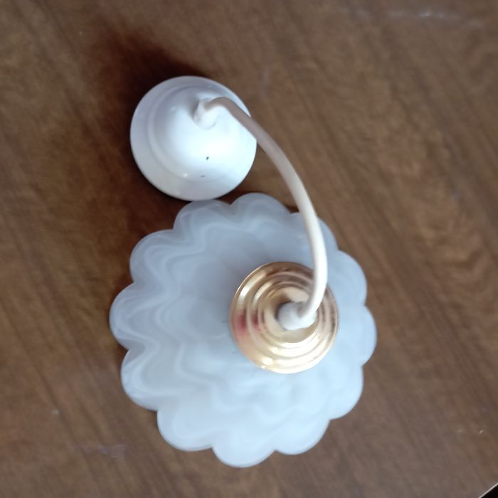 Продам 2 люстры и светильник